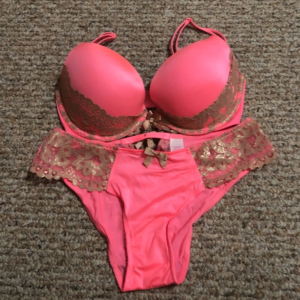 NWOT size 32D very sexy push up bra w/ small panty